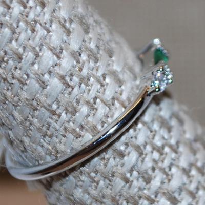 Size 9½ Delicate Green Rectangle Stone Marked .925 Ring with Small Side Accents on a Silver Band (1.1g)