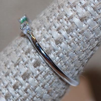 Size 8 Delicate Green Rectangle Stone Marked .925 Ring with Small Side Accents on a Silver Band (1.1g)