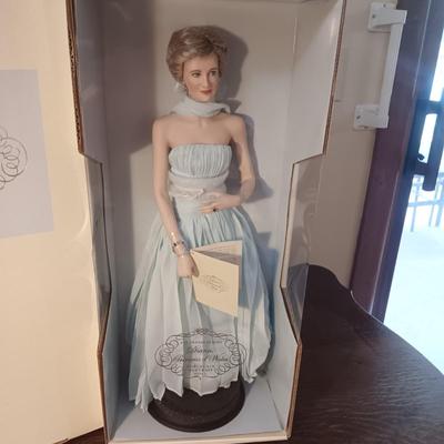 DIANA PRINCESS OF WALES PORCELAIN PORTRAIT DOLL