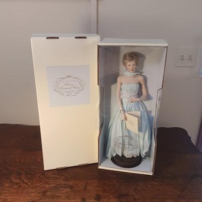 DIANA PRINCESS OF WALES PORCELAIN PORTRAIT DOLL