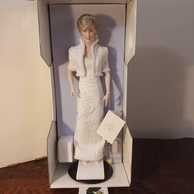 PRINCESS DIANA PORCELAIN PORTRAIT DOLL W/HAND BAG AND RHINESTONE TIARA