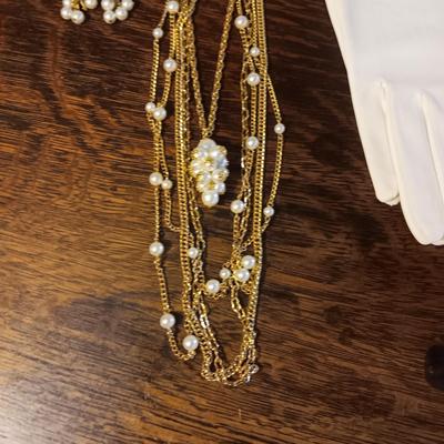 MULTI STRAND GOLD TONE NECKLACE & EARRINGS W/FAUX PEARLS PLUS DRESS GLOVES