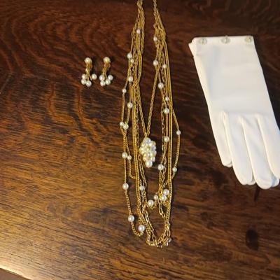 MULTI STRAND GOLD TONE NECKLACE & EARRINGS W/FAUX PEARLS PLUS DRESS GLOVES
