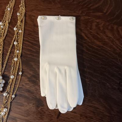 MULTI STRAND GOLD TONE NECKLACE & EARRINGS W/FAUX PEARLS PLUS DRESS GLOVES
