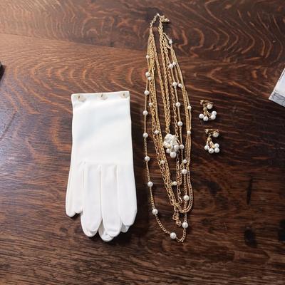 MULTI STRAND GOLD TONE NECKLACE & EARRINGS W/FAUX PEARLS PLUS DRESS GLOVES