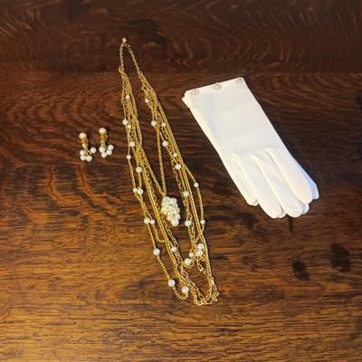 MULTI STRAND GOLD TONE NECKLACE & EARRINGS W/FAUX PEARLS PLUS DRESS GLOVES