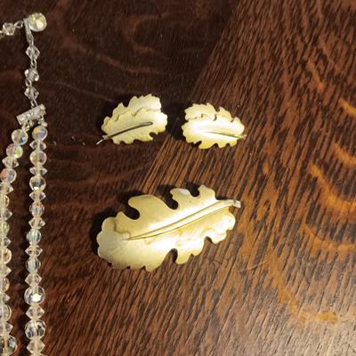 IRIDESCENT GLASS BEADED NECKLACE & GOLD TONE BROOCH W/CLIP ON EARRINGS