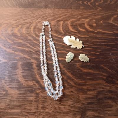 IRIDESCENT GLASS BEADED NECKLACE & GOLD TONE BROOCH W/CLIP ON EARRINGS