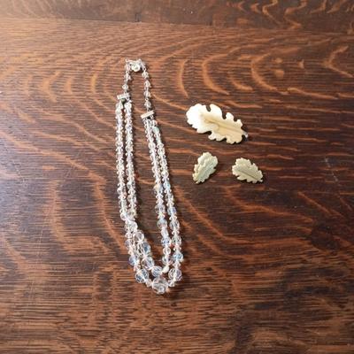 IRIDESCENT GLASS BEADED NECKLACE & GOLD TONE BROOCH W/CLIP ON EARRINGS