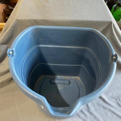 Flat back bucket