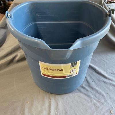 Flat back bucket