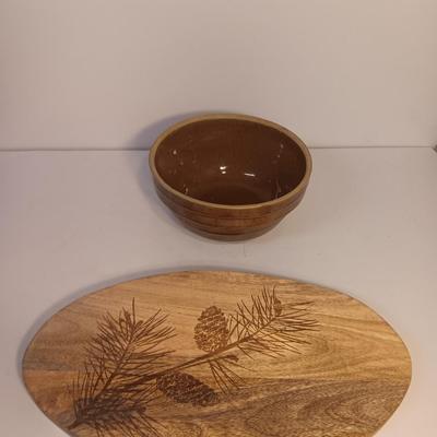 Vintage Ceramic Stoneware USA Pottery 8in Glazed Serving Bowl with Sprig Mango wood cutting board
