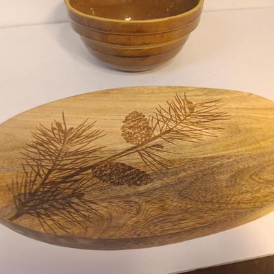 Vintage Ceramic Stoneware USA Pottery 8in Glazed Serving Bowl with Sprig Mango wood cutting board