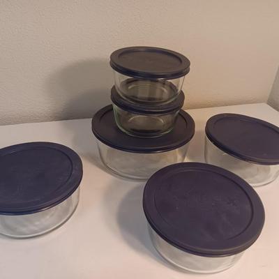 Set of 6 glass Pyrex food storage bowls with lids