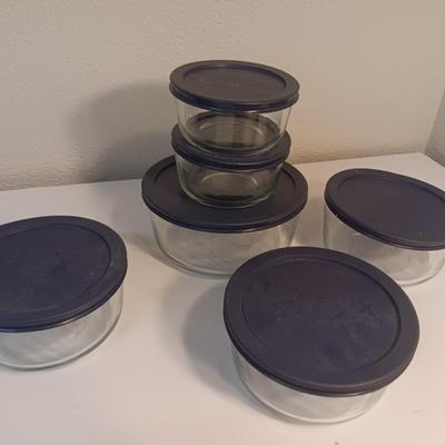 Set of 6 glass Pyrex food storage bowls with lids