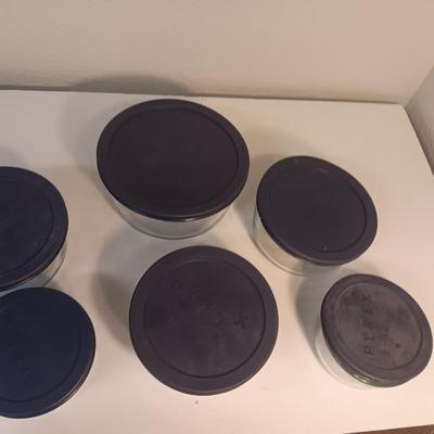 Set of 6 glass Pyrex food storage bowls with lids