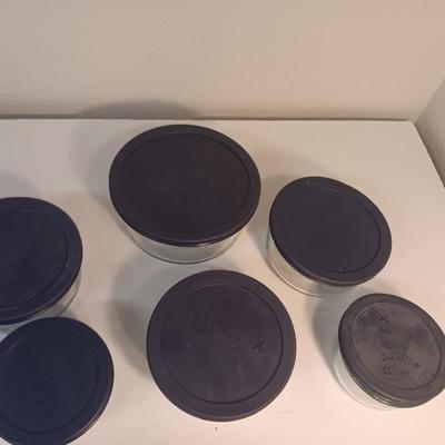 Set of 6 glass Pyrex food storage bowls with lids