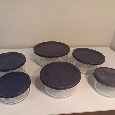 Set of 6 glass Pyrex food storage bowls with lids