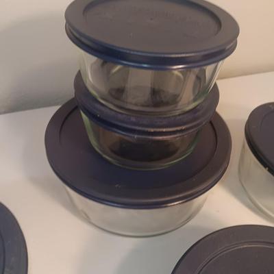 Set of 6 glass Pyrex food storage bowls with lids