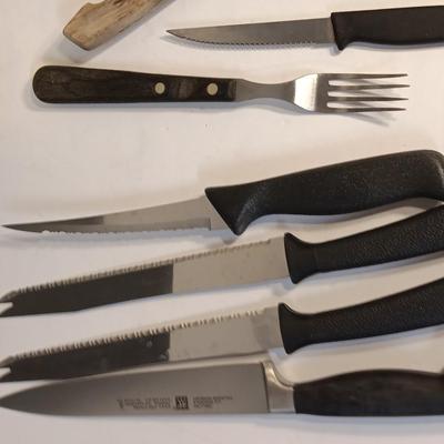 Assortment of kitchen knives - with a vintage knife block