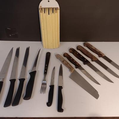 Assortment of kitchen knives - with a vintage knife block