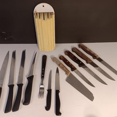 Assortment of kitchen knives - with a vintage knife block