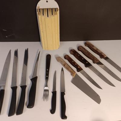 Assortment of kitchen knives - with a vintage knife block