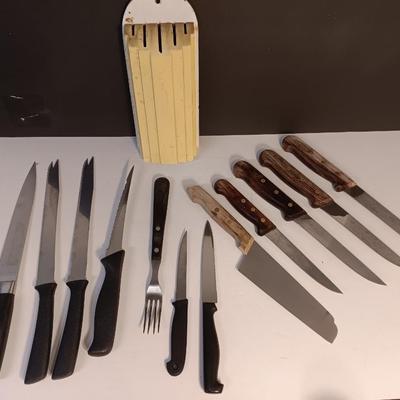 Assortment of kitchen knives - with a vintage knife block