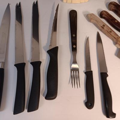 Assortment of kitchen knives - with a vintage knife block