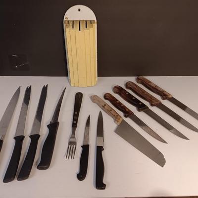 Assortment of kitchen knives - with a vintage knife block