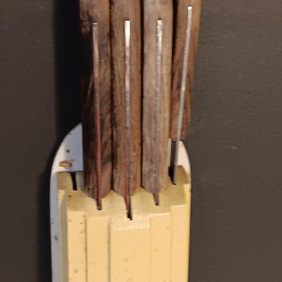 Assortment of kitchen knives - with a vintage knife block