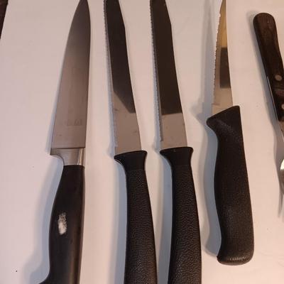 Assortment of kitchen knives - with a vintage knife block