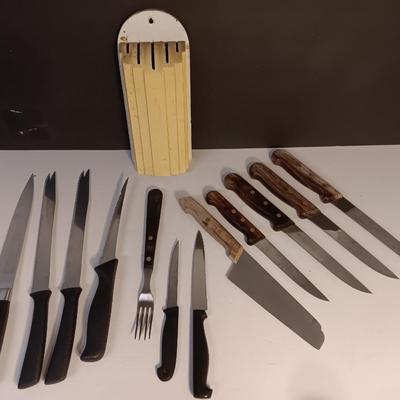 Assortment of kitchen knives - with a vintage knife block