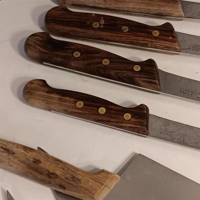 Assortment of kitchen knives - with a vintage knife block