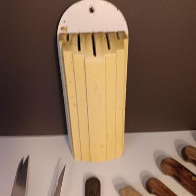 Assortment of kitchen knives - with a vintage knife block