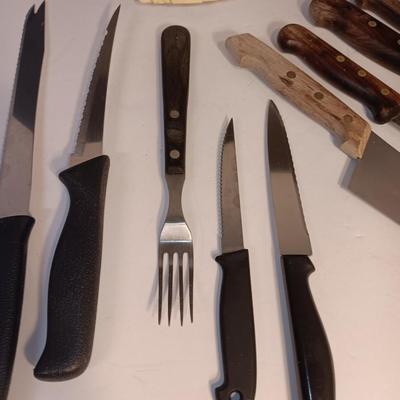 Assortment of kitchen knives - with a vintage knife block
