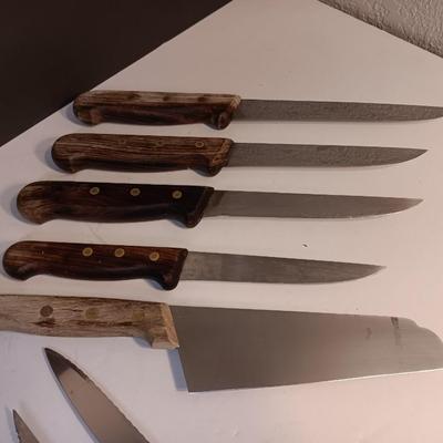 Assortment of kitchen knives - with a vintage knife block