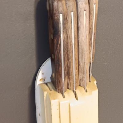 Assortment of kitchen knives - with a vintage knife block