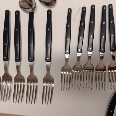 25-piece BEE & WILLOW flatware set ed serving platter and cutting board