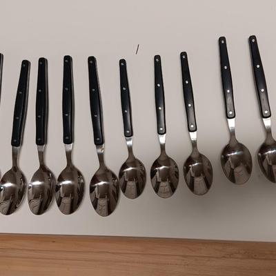 25-piece BEE & WILLOW flatware set ed serving platter and cutting board