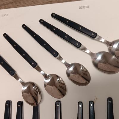 25-piece BEE & WILLOW flatware set ed serving platter and cutting board