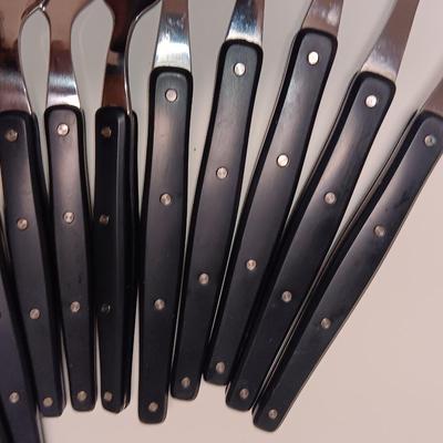 25-piece BEE & WILLOW flatware set ed serving platter and cutting board
