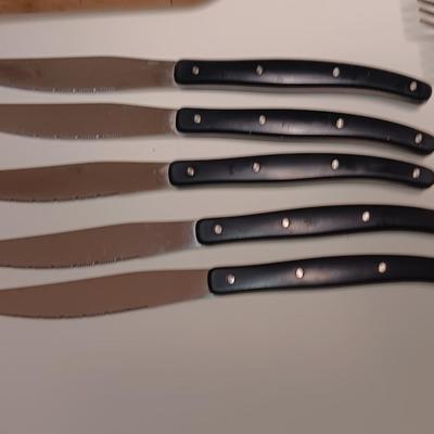 25-piece BEE & WILLOW flatware set ed serving platter and cutting board