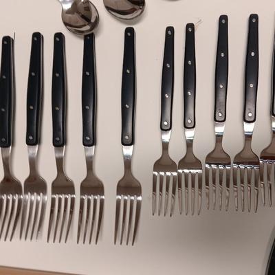 25-piece BEE & WILLOW flatware set ed serving platter and cutting board