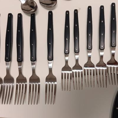25-piece BEE & WILLOW flatware set ed serving platter and cutting board