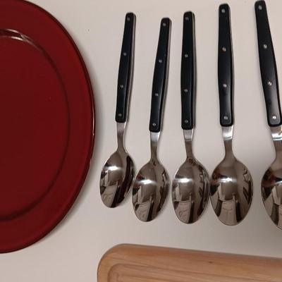 25-piece BEE & WILLOW flatware set ed serving platter and cutting board