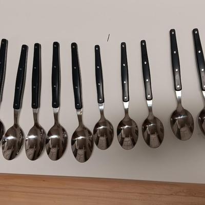 25-piece BEE & WILLOW flatware set ed serving platter and cutting board
