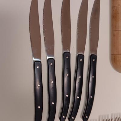 25-piece BEE & WILLOW flatware set ed serving platter and cutting board