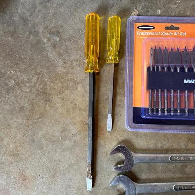 SPADE BIT SET, SCREWDRIVERS, COMBINATION WRENCHES