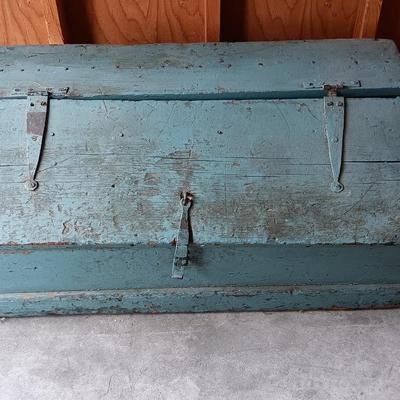 Primitive toolbox with inside drawer